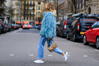 beige bag, blue denim, blue fur coat, blue jacket, denim pants, jeans, jw anderson, leather bag, leather shoes, trousers, white sneakers, street style, jonathan paciullo, FW, frenchystyle, fashion week, LFW, LONDON, AUTUMN WINTER 2018-2019, AW 18-19, FALL WINTER 2018-2019, FW 18-19, horizontal, atmosphere details, full length