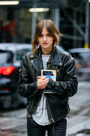 black jacket, black perfecto, graphic bag, grey t shirt, leather bag, leather jacket, leather perfecto, model, printed bag, street style, jonathan paciullo, frenchystyle, NYFW, NEW YORK, AUTUMN WINTER 2019-2020, AW 19-20, FALL WINTER 2019-2020, FW 19-20, fashion week, FW, vertical, atmosphere details, detail