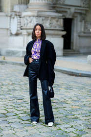 alexandra guerain, black jacket, black jeans, black bag, oversize jacket, oversize shoulder, purple top, white top, geometrical printed top, pleated top, leather pants, leather jeans, flare jeans, denim, fashion week, frenchystyle, FW, jonathan paciullo, street style, PFW, PARIS, SPRING SUMMER 2021, SS 21, vertical, full length