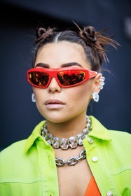 red sunglasses, silver choker, studs choker, hair bows, 90S look, silver stones, silver earrings, studs, silver choker, nude make up, karina nigay, fashion week, frenchystyle, FW, jonathan paciullo, street style, vertical, atmosphere details, detail