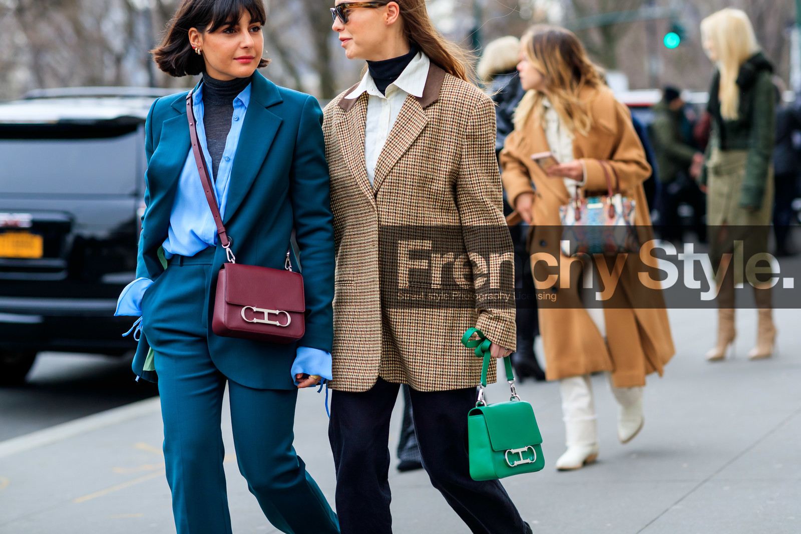 black pants, blazer, brown jacket, carolina herrera, checked, graphic jacket, green bag, houndstooth pattern, leather bag, plaid, printed jacket, sophia roe, sunglasses, trousers, white shirt, blazer, blue jacket, blue pants, blue shirt, blue suit, carolina herrera, earrings, hair clip, maria bernad, pearls, red bag, street style, jonathan paciullo, frenchystyle, NYFW, NEW YORK, AUTUMN WINTER 2019-2020, AW 19-20, FALL WINTER 2019-2020, FW 19-20, FW, fashion week, atmosphere details, horizontal, detail