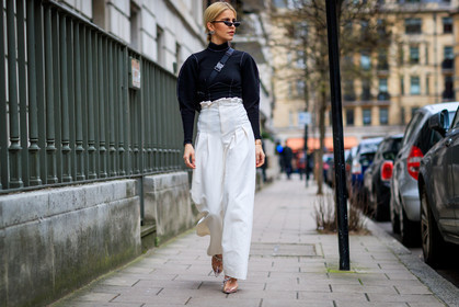 black top, fanny pack, high heels, leather shoes, sunglasses, transparent shoes, trousers, white pants, wide pants, street style, jonathan paciullo, FW, frenchystyle, fashion week, LFW, LONDON, AUTUMN WINTER 2018-2019, AW 18-19, FALL WINTER 2018-2019, FW 18-19, horizontal, atmosphere details, full length, caro daur