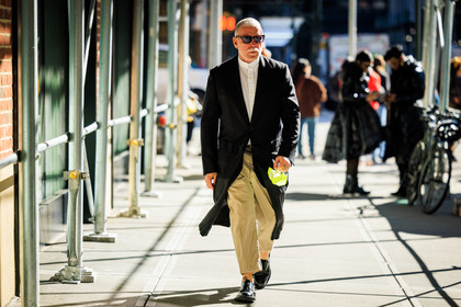 dandy style, black trench, beige baggy trousers, black leather derbies, sunglasses, nick wooster, fashion week, frenchystyle, FW, jonathan paciullo, street style, NYFW, NEW YORK, AUTUMN WINTER 2022-2023, FALL WINTER 2022_2023, FW 22-23, atmosphere details, horizontal, full length