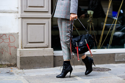 black bag, black shoes, checked, checked suit, graphic jacket, graphic pants, graphic suit, grey jacket, grey pants, grey suit, high heels, leather bag, leather shoes, plaid, prada, printed jacket, printed pants, printed suit, trousers, street style, jonathan paciullo, FW, frenchystyle, fashion week, PFW, PARIS, AUTUMN WINTER 2018-2019, FALL WINTER 2018-2019, FW 18-19, horizontal, atmosphere details, Elizabeth von Guttman