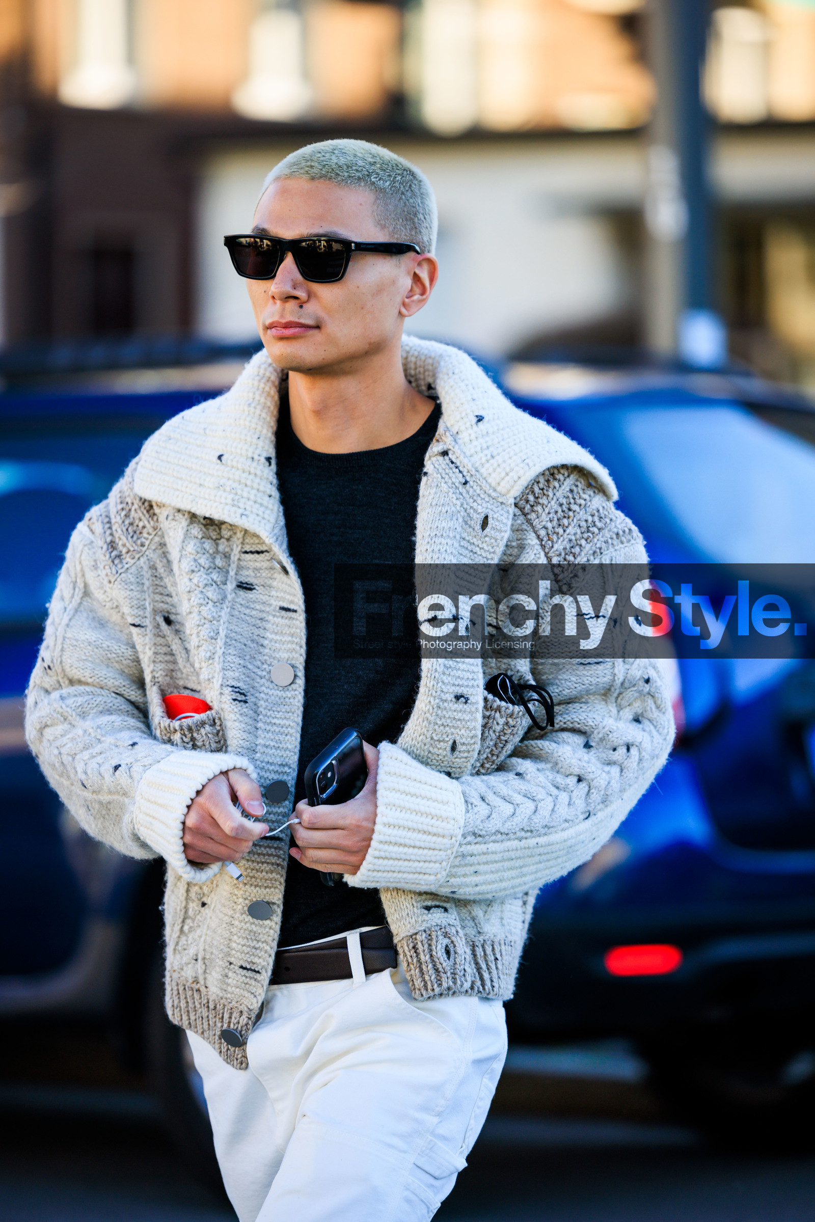 knitted jacket, knitted cardigan, knitwear, black shirt, black sunglasses, black belt, white pants, iphone, fashion week, frenchystyle, FW, jonathan paciullo, street style, vertical, atmosphere details, detail