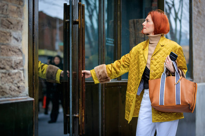 beige sweater, black top, brown bag, denim pants, graphic bag, gucci, jeans, leather bag, printed bag, striped bag, trousers, white denim, yellow jacket, street style, jonathan paciullo, FW, frenchystyle, fashion week, NYFW, NEW YORK, AUTUMN WINTER 2018-2019, AW 18-19, FALL WINTER 2018-2019, FW 18-19, atmosphere details, horizontal, detail, taylor tomasi hill