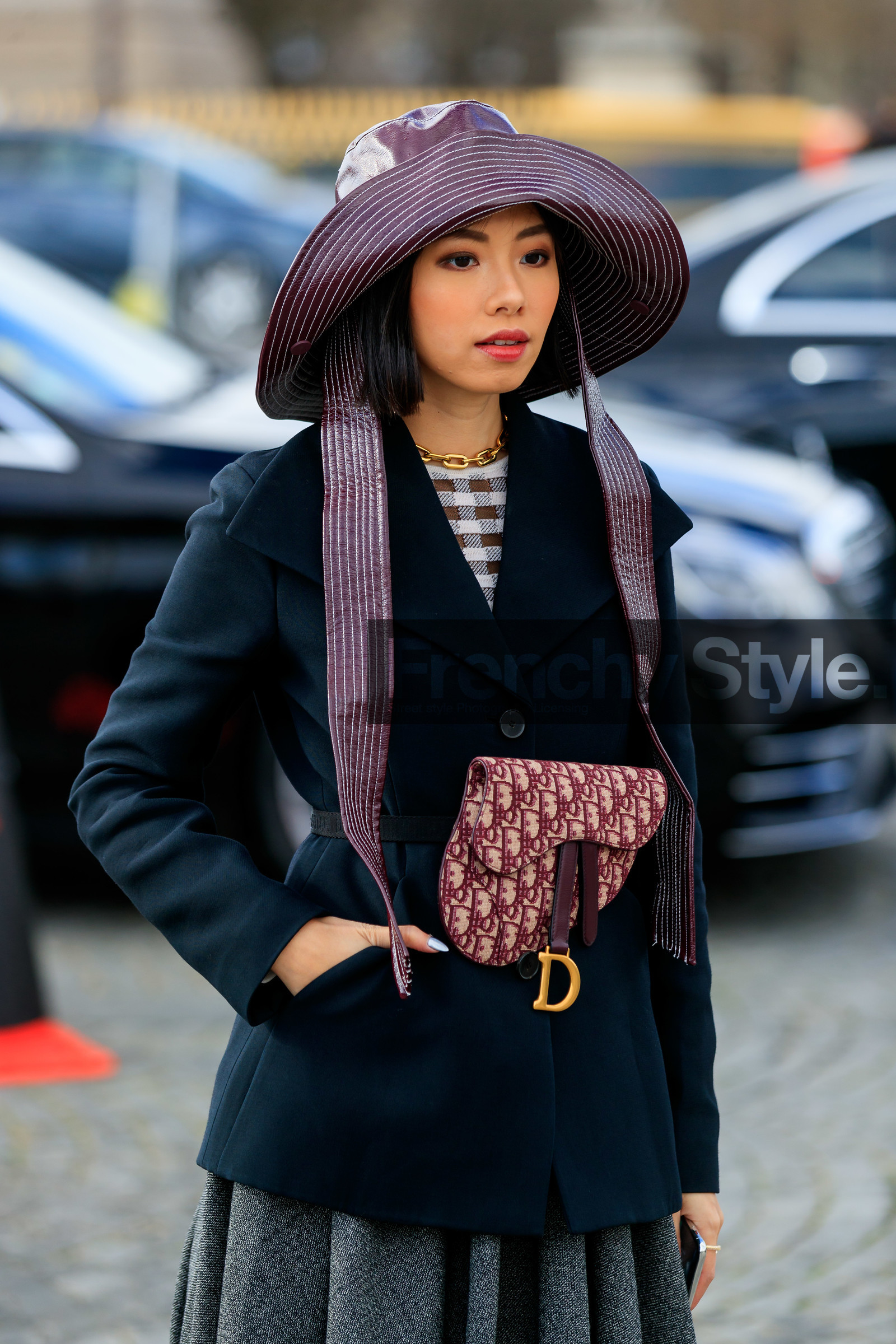 burgundy hat, striped hat, big hat, burgundy bag, burgundy belt, monogrammed bag, monogrammed belt, belted jacket, belt bag, black jacket, checked pullover, light beige pullover, burgundy leather bag, burgundy leather belt, vinyl hat, dior bag, dior jacket, fashion week, frenchystyle, FW, jonathan paciullo, street style, PFW, PARIS, AUTUMN WINTER 2020-2021, FALL WINTER 2020-2021, FW 20-21, vertical, atmosphere details, detail