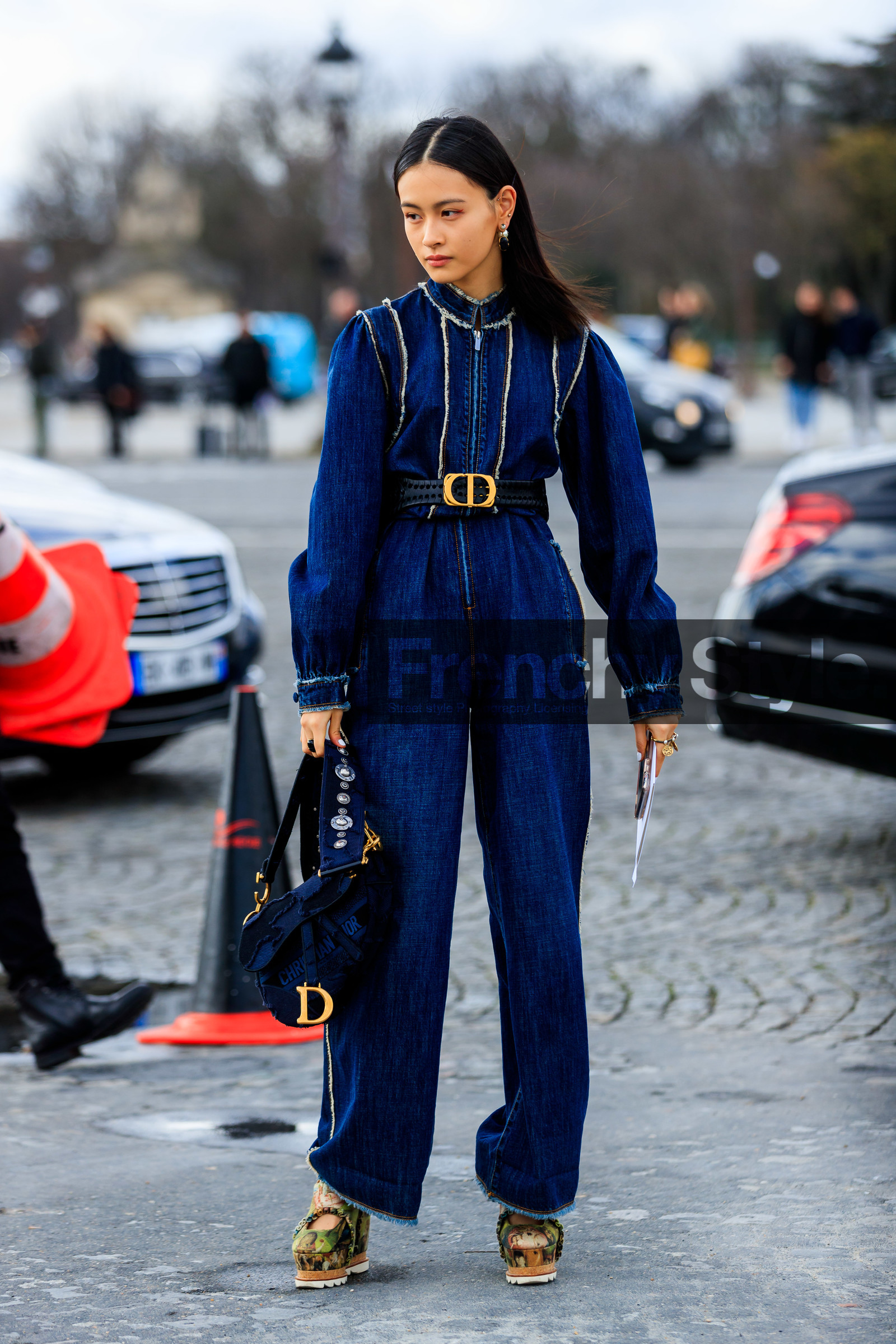 denim, denim jumpsuit, blue jumpsuit, used jumpsuits, zipped jumpsuit, belted jumpsuit, flare jumpsuits, loose jumpsuit, black leather belt, navy blue bag, used bag, hand bag, dior bag, dior jumpsuit, dior belt, green shoes, printed shoes, platform shoes, dior earrings, plaited belt, golden buckle belt, studs strap bag, fashion week, frenchystyle, FW, jonathan paciullo, street style, PFW, PARIS, AUTUMN WINTER 2020-2021, FALL WINTER 2020-2021, FW 20-21, vertical, full length