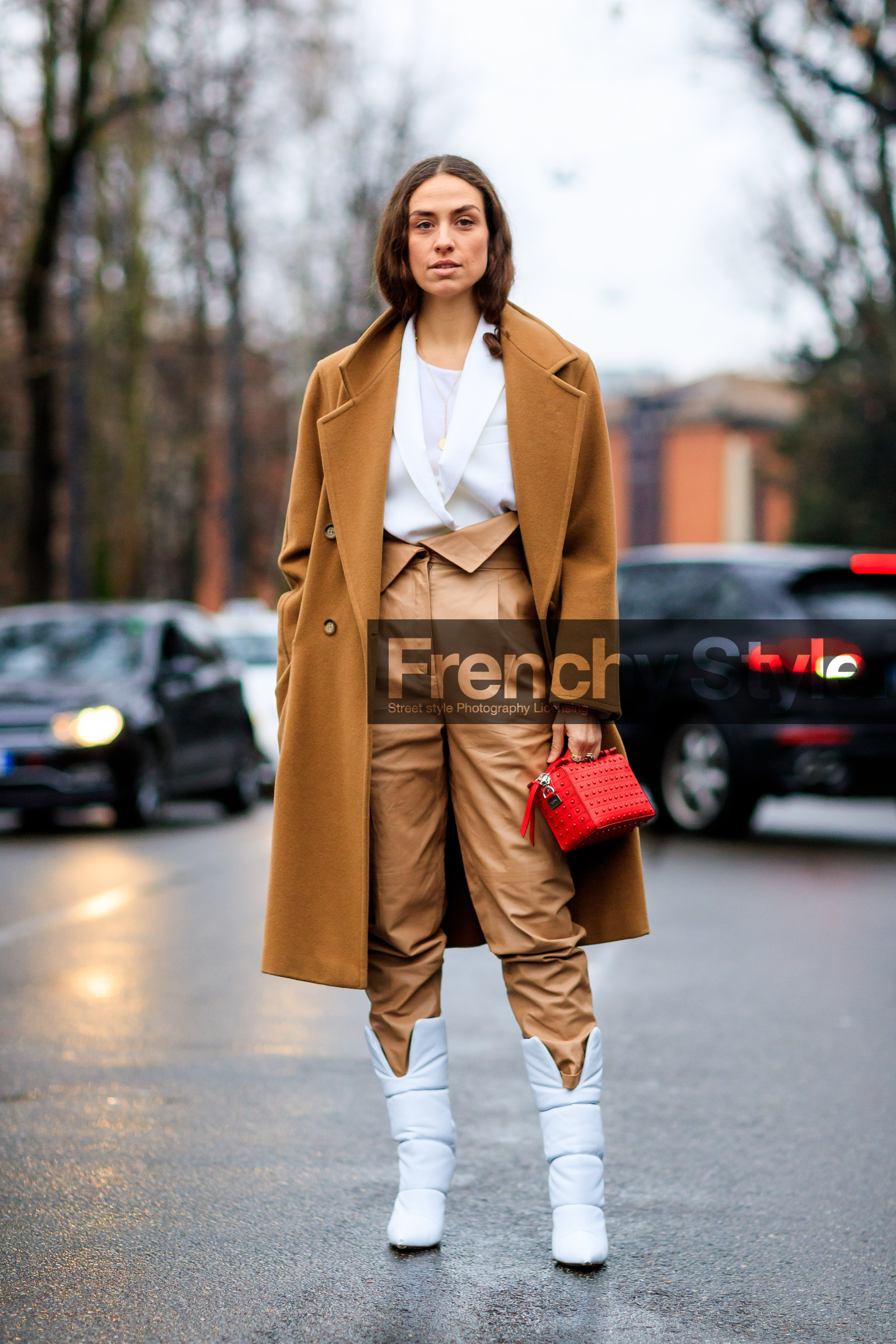 camel coat, camel pants, high heels, leather bag, leather pants, leather shoes, red bag, trousers, white boots, white shirt, white t-shirt, fashion week, frenchystyle, FW, jonathan paciullo, street style, MFW, MILAN, AUTUMN WINTER 2018-2019, FALL WINTER 2018-2019, FW 18-19, vertical, full length, susie lau