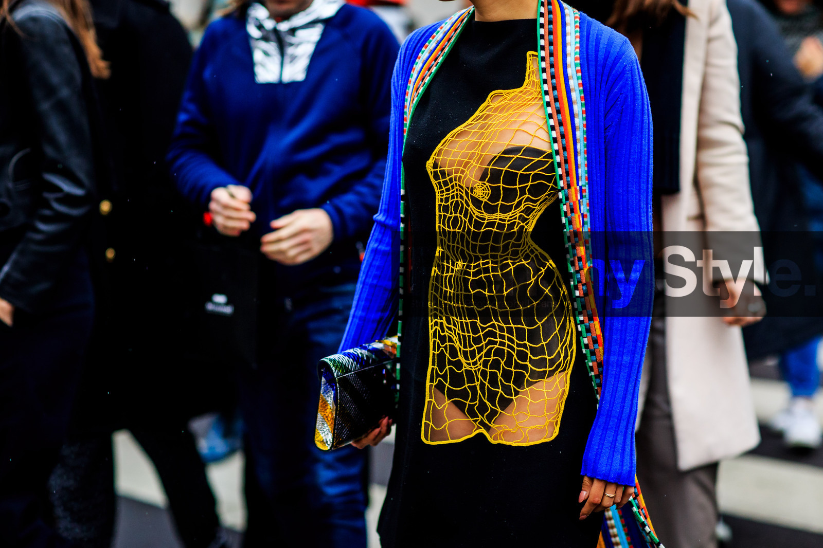 atmosphere details, AUTUMN WINTER 2016-2017, AW 16-17, black boots, black dress, blue cardigan, denni elias, detail, FALL WINTER 2016-2017, fashion week, frenchystyle, FW, FW 16-17, golden heel, graphic clutch, graphic jacket, graphic sweater, high boots, horizontal, jonathan paciullo, leather clutch, LFW, LONDON, MENSWEAR, metallic clutch, printed dress, silver clutch, street style, striped clutch, striped jacket, striped sweater, suede bag, suede shoes, sunglasses
