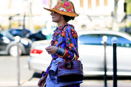 atmosphere details, bordeaux, burgundy, catherine baba, detail, fashion week, frenchystyle, FW, horizontal, jonathan paciullo, leather bag, orange hat, PARIS, PFW, printed dress, printed hat, purple dress, purple shirt, red bag, SPRING SUMMER 2017, SS 17, street style, sunglasses, tied up shirt