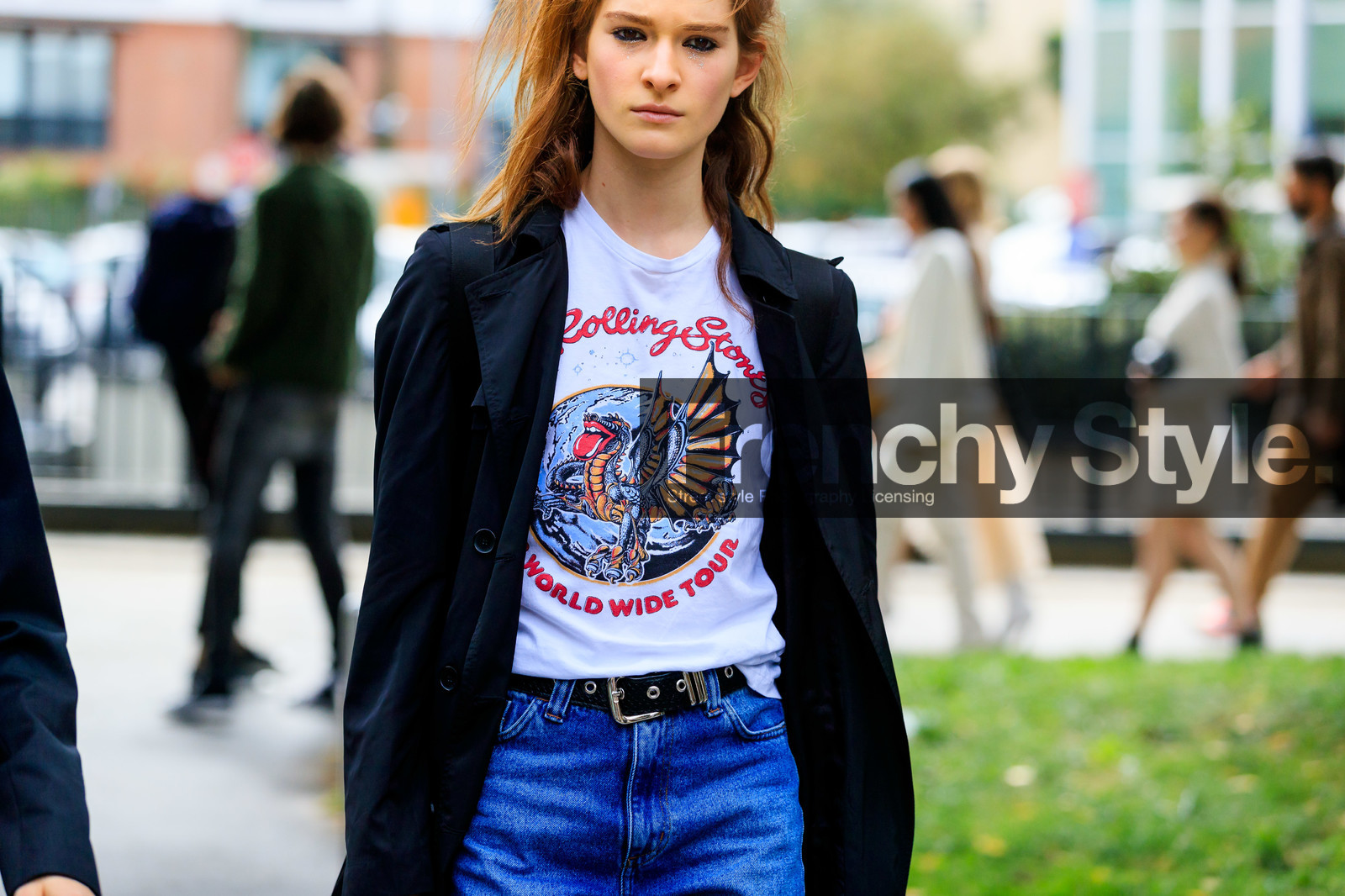 model, eye make up, make up, make up details, strassed make up, strassed eyeshadow, white t-shirt, letter printed t-shirt, black trench coat, fashion week, frenchystyle, FW, jonathan paciullo, street style, horizontal, atmosphere details, detail, MFW, MILAN, SPRING SUMMER 2020, SS 20