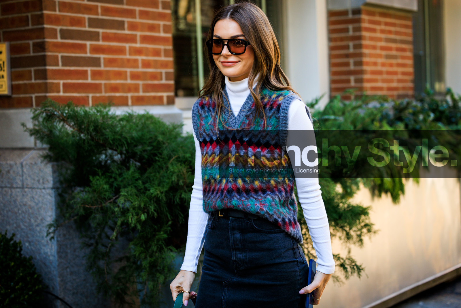 sunglasses, white turtleneck top, multicolor print sleveless wool veste, fashion week, frenchystyle, FW, jonathan paciullo, street style, NYFW, NEW YORK, AUTUMN WINTER 2022-2023, FALL WINTER 2022_2023, FW 22-23, atmosphere details, horizontal