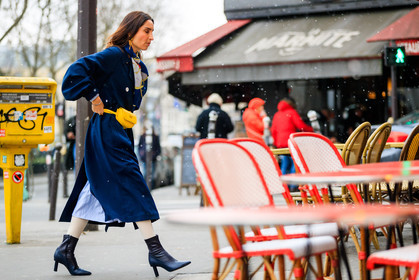 black shoes, blue coat, blue scarf, earrings, fanny pack, high heels, leather bag, leather shoes, trench coat, yellow bag, fashion week, frenchystyle, FW, jonathan paciullo, street style, PFW, PARIS, AUTUMN WINTER 2018-2019, FALL WINTER 2018-2019, FW 18-19, horizontal, atmosphere details, full length, erin adamson