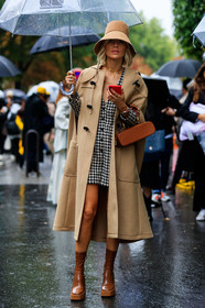 viktoria rader, beige hat, beige coat, beige duffle coat, sleeveless coat, the sant bag, camel leather bag, square shape bag, box bag, hand bag, houndstooth printed dress, black dress, white dress, low necked dress, long sleeves dress, mini dress, golden necklace, chain necklace, golden watch, camel polish boots, platform shoes, low boots, button dress, fashion week, frenchystyle, FW, jonathan paciullo, street style, SPRING SUMMER 2020, SS 20, PFW, PARIS, vertical, full length