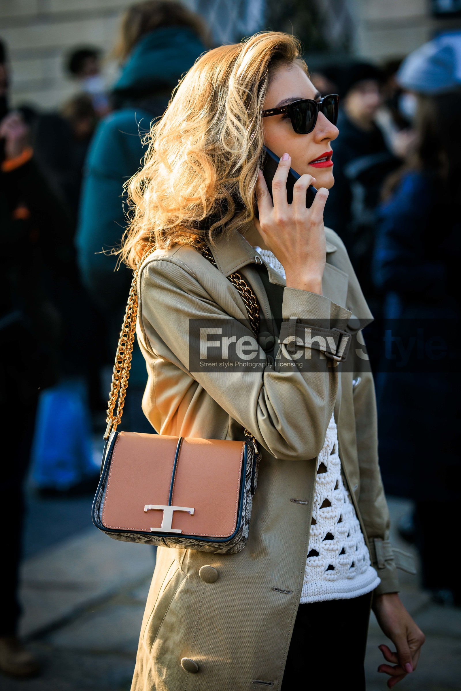 mini skirt, black mini skit, knitted jumper, pearl necklace, black sunglasses: pearl studs: red lips, white jumper, knitwear, classic trench, beige trench coat, leather handbag, brown handbag, chain bag, iphone, jenny walton, street style, jonathan paciullo, FW, frenchystyle, fashion week, MFW, MILAN, FALL WINTER 2022_2023, AUTUMN WINTER 2022-2023, FW 22-23, vertical, atmosphere details