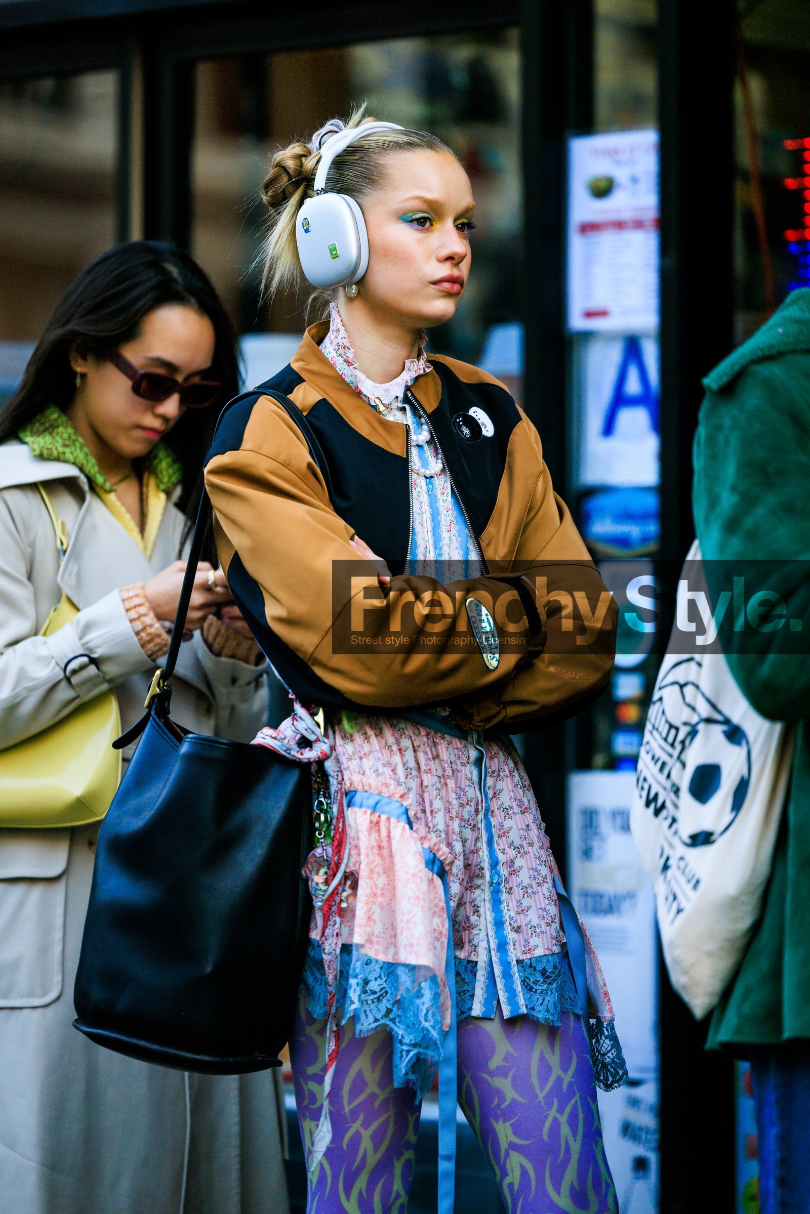 white headphone, black bucket bag, camel and black cropped jacket, purple printed leggins, lindsay vrckovnik, fashion week, frenchystyle, FW, jonathan paciullo, street style, NYFW, NEW YORK, AUTUMN WINTER 2022-2023, FALL WINTER 2022_2023, FW 22-23, vertical, atmosphere details