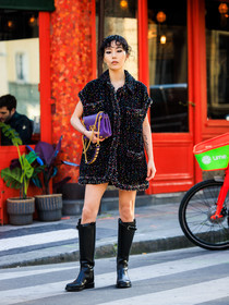 fringe hair, sparkling dress, black dress, mini dress, purple handbag, valentino handbag, tatoos, smoky eyes, valentino, black boots, leather boots, street style, jonathan paciullo, FW, frenchystyle, fashion week, AUTUMN WINTER 2022-2023, FALL WINTER 2022_2023, FW 22-23, PARIS, PFW, full length, vertical
