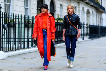 belt, black bag, black jacket, blue denim, denim pants, high heels, jeans, leather bag, leather jacket, leather shoes, multicolor bag, pink sweater, purple shoes, red coat, red sweater, trousers, white boots, street style, jonathan paciullo, FW, frenchystyle, fashion week, LFW, LONDON, AUTUMN WINTER 2018-2019, AW 18-19, FALL WINTER 2018-2019, FW 18-19, horizontal, atmosphere details, full length, carola bernard