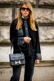 black sunglasses, black jacket, buttoned jacket, hermes bag, logo bag, leather bafg, hermes, dark jeans, pearl ring, white scarf, printed scarf, ginger hair, monica ainley, street style, jonathan paciullo, FW, frenchystyle, fashion week, AUTUMN WINTER 2022-2023, FALL WINTER 2022_2023, FW 22-23, PARIS, PFW, vertical, detail