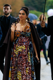 dior dress, wax printed dress, multicolor dress, strapless dress, knoted dress, long dress, square shape glasses, metalic frame sunglasses, smoked sunglasses, multi necklace, golden necklace, big chain necklace, long necklace, headband, hair details, hair scarf, fashion week, frenchystyle, FW, jonathan paciullo, street style, SPRING SUMMER 2020, SS 20, PFW, PARIS, vertical, full length