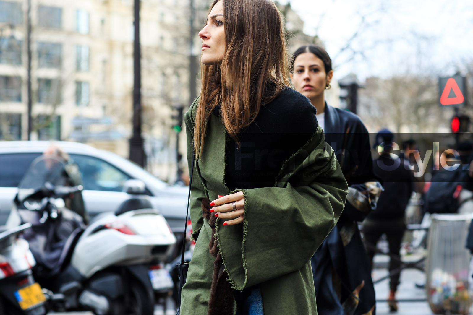 atmosphere details, AUTUMN WINTER 2016-2017, AW 16-17, black sweater, detail, FALL WINTER 2016-2017, fashion week, frenchystyle, FW, FW 16-17, gilda ambrosio, giorgia tordini, green coat, horizontal, jonathan paciullo, kaki coat, long coat, PARIS, PFW, street style