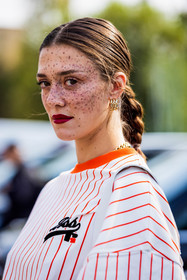 bread, dark red lips, earrings, freckles, Maeva Marshall, stripes, striped t-shirt, striped top, red stripes, makeup, fashion week, frenchystyle, FW, jonathan paciullo, street style, MFW, MILAN, SPRING SUMMER 2022, SS 22, vertical, atmosphere details, detail