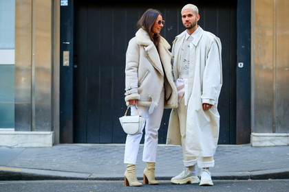 balenciaga, beige boots, high heels, leather bag, leather shoes, oversize, shearling, sunglasses, tone on tone, total look white, trousers, white bag, white coat, white fur, white jacket, white pants, white shirt, white sneakers, white sweater, street style, jonathan paciullo, FW, frenchystyle, fashion week, PFW, PARIS, AUTUMN WINTER 2018-2019, FALL WINTER 2018-2019, FW 18-19, horizontal, atmosphere details, full length, alice & j.s