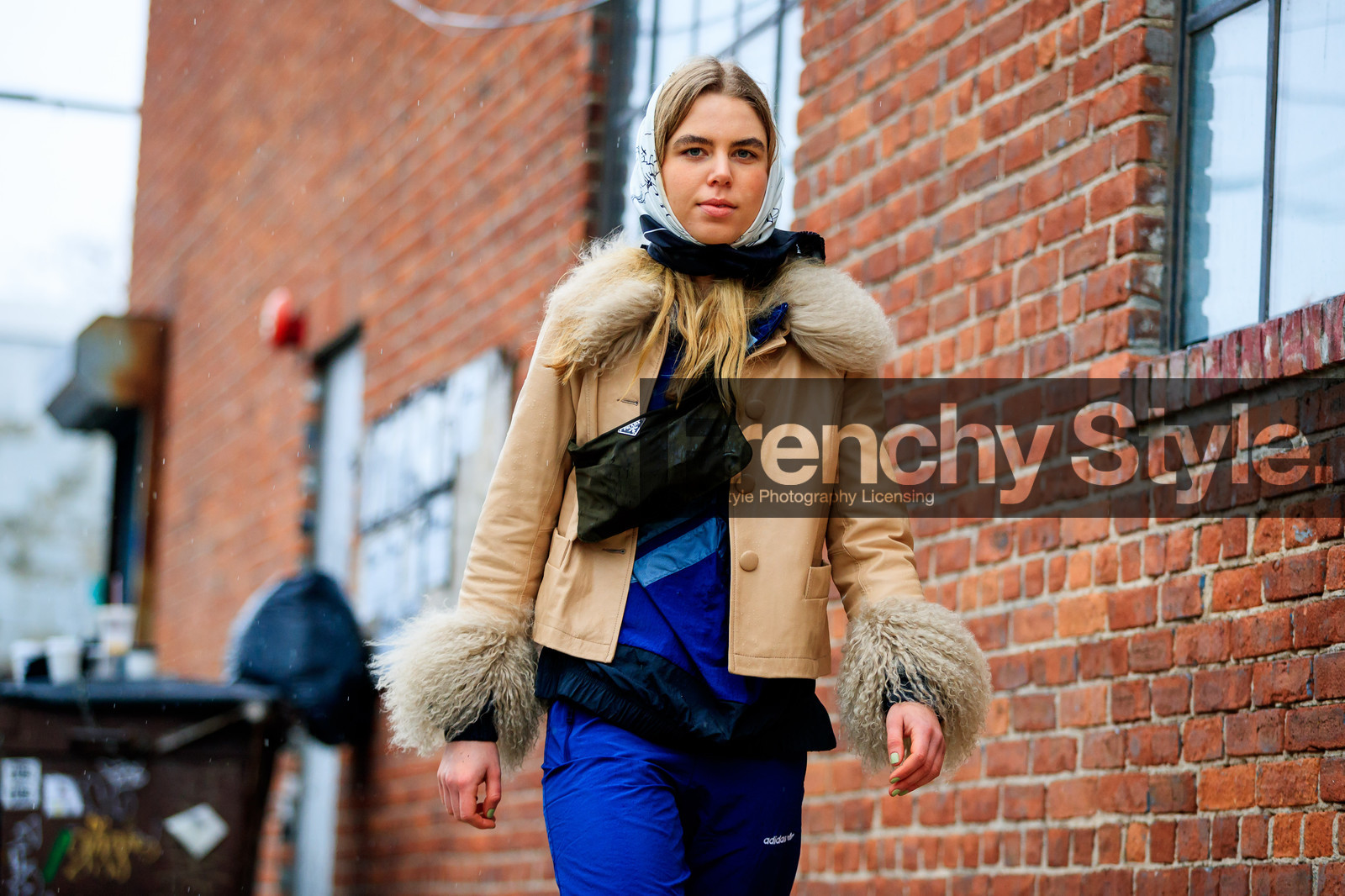 adidas, beige jacket, blue pants, blue top, fur collar, green bag, leather jacket, prada, shearling, sweatpants, trousers, street style, jonathan paciullo, FW, frenchystyle, fashion week, NYFW, NEW YORK, AUTUMN WINTER 2018-2019, AW 18-19, FALL WINTER 2018-2019, FW 18-19, atmosphere details, horizontal, detail, laura maria wulff