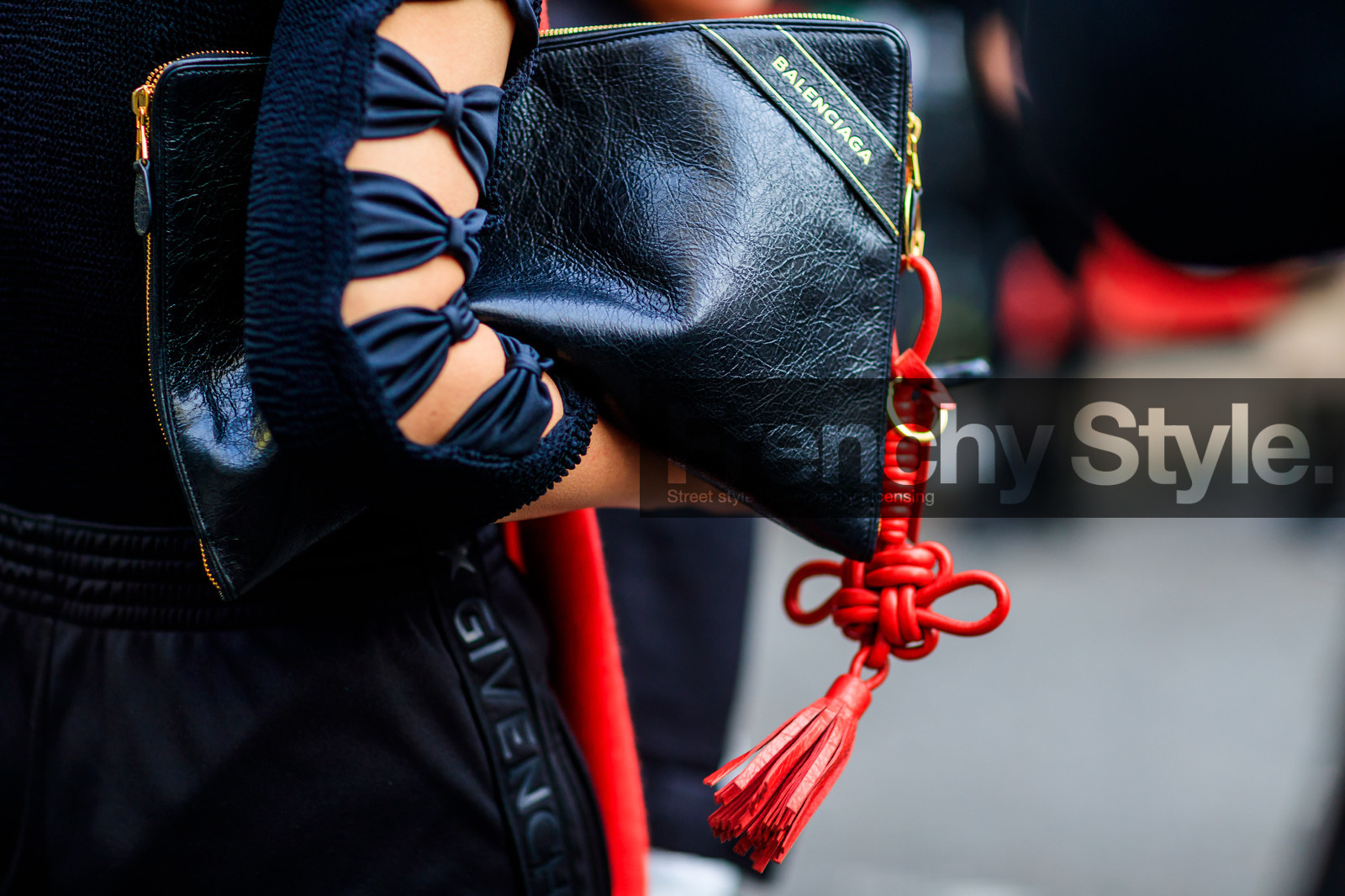 atmosphere details, balenciaga, black bag, black pants, black top, detail, fashion week, frenchystyle, FW, horizontal, jonathan paciullo, leather bag, LFW, LONDON, red scarf, SPRING SUMMER 2018, SS 18, street style, trousers