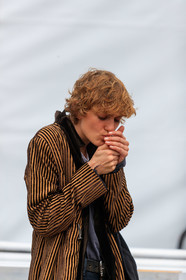 model, striped coat, striped jacket, velvet jacket, velvet coat, yellow jacket, yellow coat, brown jacket, brown coat, pyjama jacket, pyjama look, grunge look, fashion week, frenchystyle, FW, jonathan paciullo, street style, SPRING SUMMER 2020, SS 20, PFW, PARIS, vertical, atmosphere details, detail