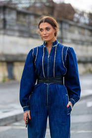 denim, denim jumpsuit, blue jumpsuit, zipped jumpsuit, long sleeves jumpsuit, used jumpsuits, belted jumpsuit, black leather belt, plaited belt, dior belt, dior jumpsuit, dior total look, fashion week, frenchystyle, FW, jonathan paciullo, street style, PFW, PARIS, AUTUMN WINTER 2020-2021, FALL WINTER 2020-2021, FW 20-21, vertical, atmosphere details, detail