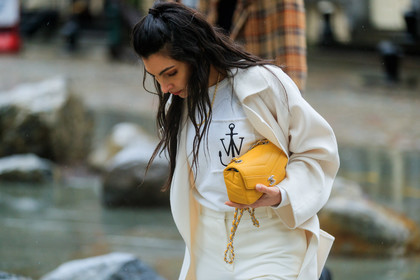 chanel handbag, jw anderson, leather bag, printed t shirt, white jacket, white pants, white t shirt, yellow bag, street style, jonathan paciullo, FW, frenchystyle, fashion week, NYFW, NEW YORK, AUTUMN WINTER 2018-2019, AW 18-19, FALL WINTER 2018-2019, FW 18-19, atmosphere details, horizontal, detail, anna nooshin