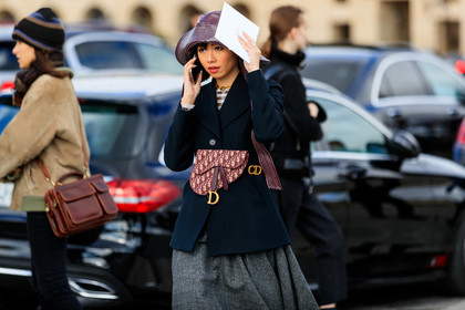 burgundy hat, striped hat, big hat, burgundy bag, burgundy belt, monogrammed bag, monogrammed belt, belted jacket, belt bag, black jacket, checked pullover, light beige pullover, burgundy leather bag, burgundy leather belt, vinyl hat, dior bag, dior jacket, fashion week, frenchystyle, FW, jonathan paciullo, street style, PFW, PARIS, AUTUMN WINTER 2020-2021, FALL WINTER 2020-2021, FW 20-21, horizontal, detail, atmosphere details