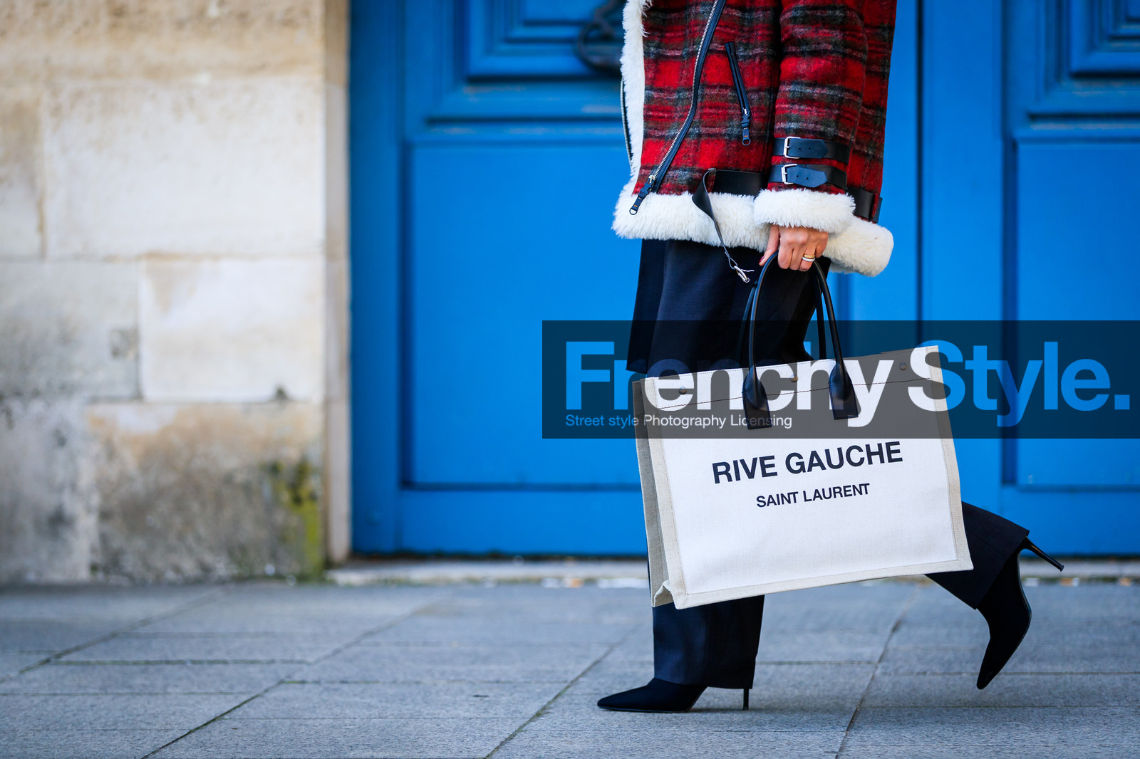 black pants, black shoes, checked, graphic bag, graphic jacket, high heels, leather bag, leather shoes, plaid, printed bag, printed jacket, red jacket, saint laurent paris, shearling, tartan, tote bag, trousers, white bag, street style, jonathan paciullo, FW, frenchystyle, fashion week, PFW, PARIS, AUTUMN WINTER 2018-2019, FALL WINTER 2018-2019, FW 18-19, horizontal, atmosphere details