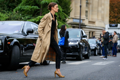 jo ellison, beige trench coat, black shirt, black jeans, yellow leather shoes, animal skin shoes, cropped jeans, fashion week, frenchystyle, FW, jonathan paciullo, street style, SPRING SUMMER 2020, SS 20, PFW, PARIS, horizontal, atmosphere details, full length