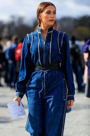denim, denim jumpsuit, blue jumpsuit, zipped jumpsuit, long sleeves jumpsuit, used jumpsuits, belted jumpsuit, black leather belt, plaited belt, dior belt, dior jumpsuit, dior total look, fashion week, frenchystyle, FW, jonathan paciullo, street style, PFW, PARIS, AUTUMN WINTER 2020-2021, FALL WINTER 2020-2021, FW 20-21, vertical, atmosphere details, detail