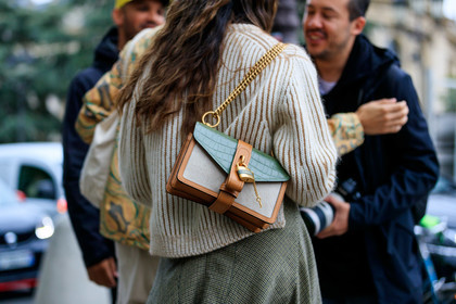 chloe bag, chloe look, chloe skirt, white pullover, asymmetrical skirt, checked skirt, kaki skirt, mini skirt, long skirt, green leather bag, golden chain strap bag, camel leather bag, white bag, fashion week, frenchystyle, FW, jonathan paciullo, street style, SPRING SUMMER 2020, SS 20, PFW, PARIS, horizontal, atmosphere details, detail