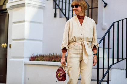 camel sweater, chloé, denim jumpsuit, leather bag, red bag, sand jumpsuit, sunglasses, trousers, white jumpsuit, street style, jonathan paciullo, FW, frenchystyle, fashion week, LFW, LONDON, AUTUMN WINTER 2018-2019, AW 18-19, FALL WINTER 2018-2019, FW 18-19, horizontal, atmosphere details, detail, lisa aiken