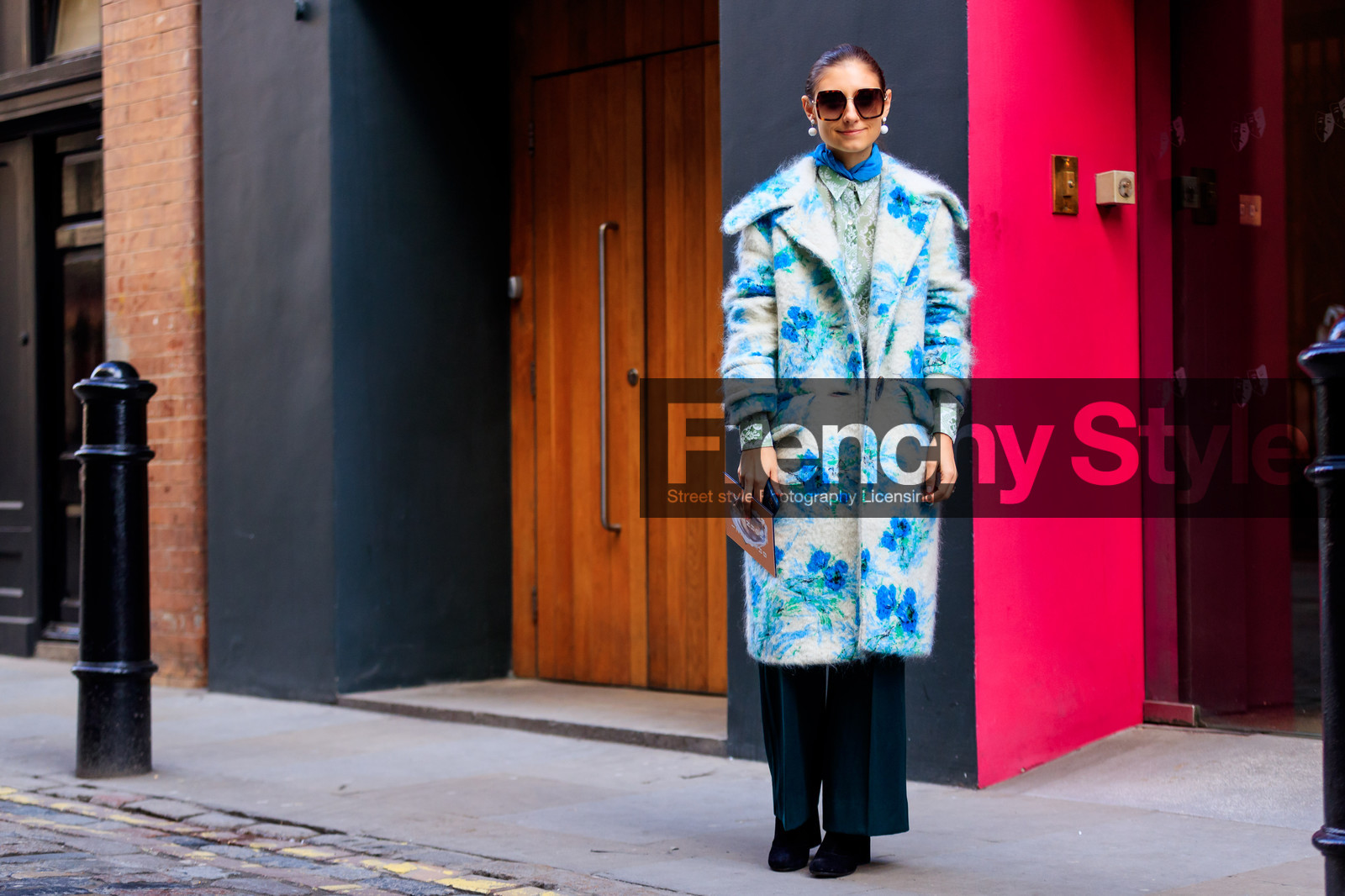 beige coat, black bag, chanel, green jacket, hermès, leather bag, leather jacket, sunglasses, transparent hat, street style, jonathan paciullo, FW, frenchystyle, fashion week, LFW, LONDON, AUTUMN WINTER 2018-2019, AW 18-19, FALL WINTER 2018-2019, FW 18-19, horizontal, atmosphere details, full length, jenny walton