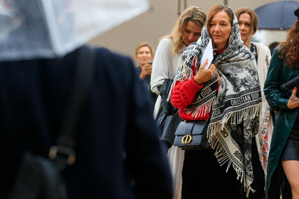 black leather bag, golden buckle bag, dior bag, white scarf, printed scarf, black and white scarf, woolen scarf, fringe scarf, 30 montaigne bag, fashion week, frenchystyle, FW, jonathan paciullo, street style, SPRING SUMMER 2020, SS 20, PFW, PARIS, horizontal, atmosphere details, detail