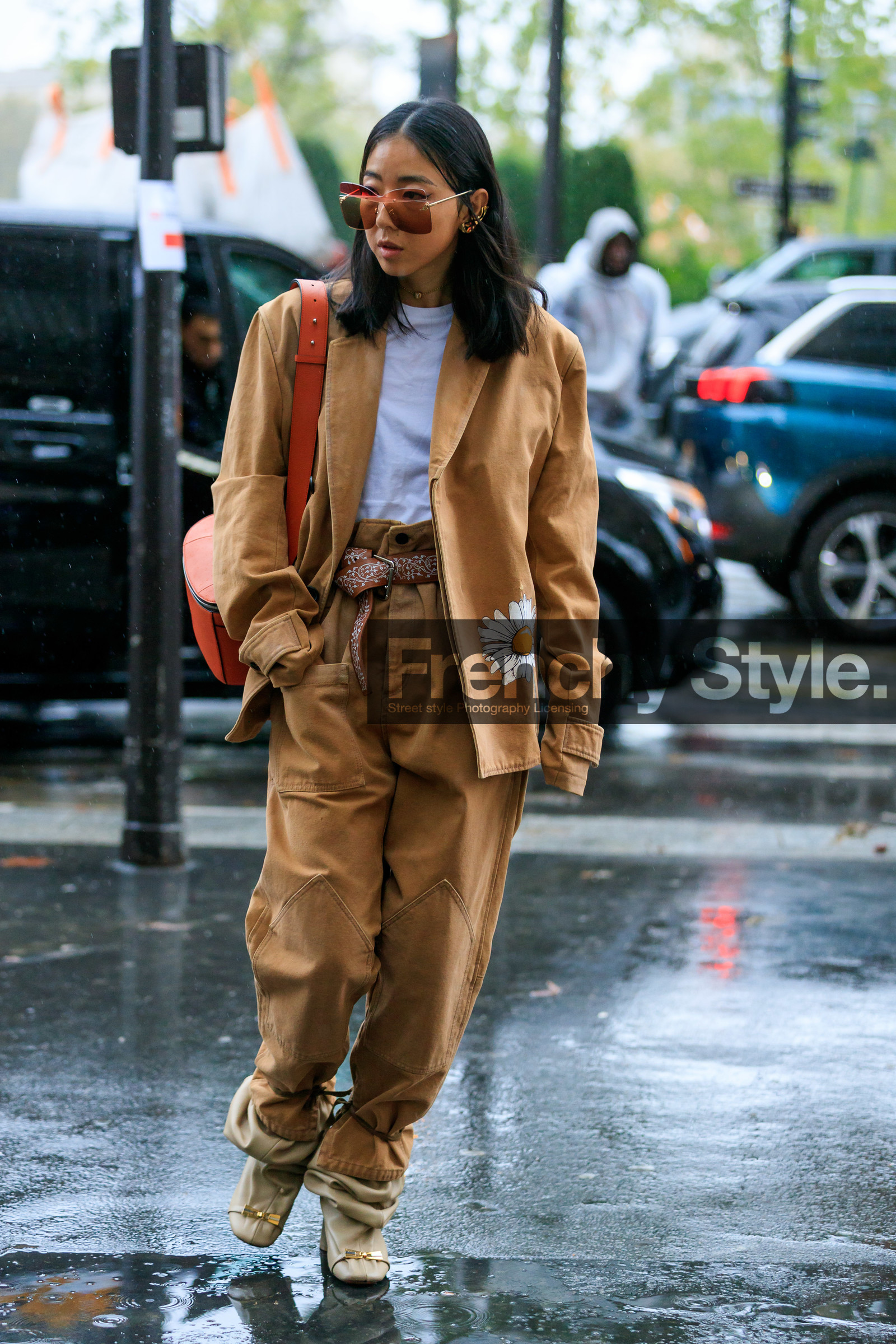 yuyu zhangzou, yuwei zhangzou, camel jacket, camel pants, camel suits, lanivn bag, orange leather bag, box bag, white t-shirt, camel belt, oversize jacket, oversize pants, floral print jacket, printed belt, carrot pants, red sunglasses, smoked sunglasses, big sunglasses, butterfly sunglasses, belted pants, light beige leather boots, golden buckle shoes, fashion week, frenchystyle, FW, jonathan paciullo, street style, SPRING SUMMER 2020, SS 20, PFW, PARIS, vertical, full length