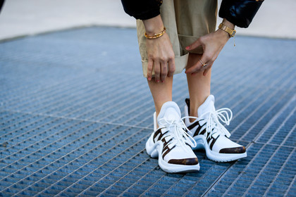 beige pants, cartier, clou bracelet, golden jewelry, leather shoes, louis vuitton, trousers, watch, white sneakers, street style, jonathan paciullo, FW, frenchystyle, fashion week, PFW, PARIS, AUTUMN WINTER 2018-2019, FALL WINTER 2018-2019, FW 18-19, horizontal, atmosphere details, caro daur