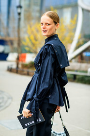 black jacket, black pants, hanne gaby odiele, model, proenza schouler, tone on tone, total look black, trousers, street style, jonathan paciullo, frenchystyle, NYFW, NEW YORK, AUTUMN WINTER 2019-2020, AW 19-20, FALL WINTER 2019-2020, FW 19-20, fashion week, FW, vertical, atmosphere details, detail