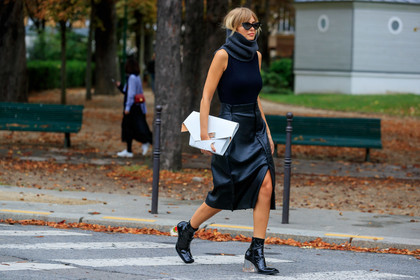 xenia adonts, margiela shoes, black polish boots, sheer heels, high heels boots, low boots, squared toed shoes, black leather skirt, mid long skirt, black top, technical fabric top, sleeveless top, tight top, high collar, woolen scarf, grey scarf, white leather bag, white leather clutch, margiela bag, fashion week, frenchystyle, FW, jonathan paciullo, street style, SPRING SUMMER 2020, SS 20, PFW, PARIS, horizontal, atmosphere details, full length