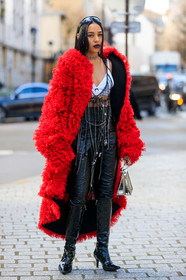 aleali may, red coat, fur coat, futurist shape sunglasses, mirror sunglasses, monogrammed sunglasses, black lipstick, white bra, marine serre top, marine serre sunglasses, marine serre bra, cropped top, marine serre pants, marine serre boots, marine serre bag, monogrammed boots, black polish boots, black leather pants, high boots, high heels boots, silvered choker, silvered top, chain detail top, silvered bag, metalic bag, fashion week, frenchystyle, FW, jonathan paciullo, street style, PFW, PARIS, AUTUMN WINTER 2020-2021, FALL WINTER 2020-2021, FW 20-21, vertical, full length