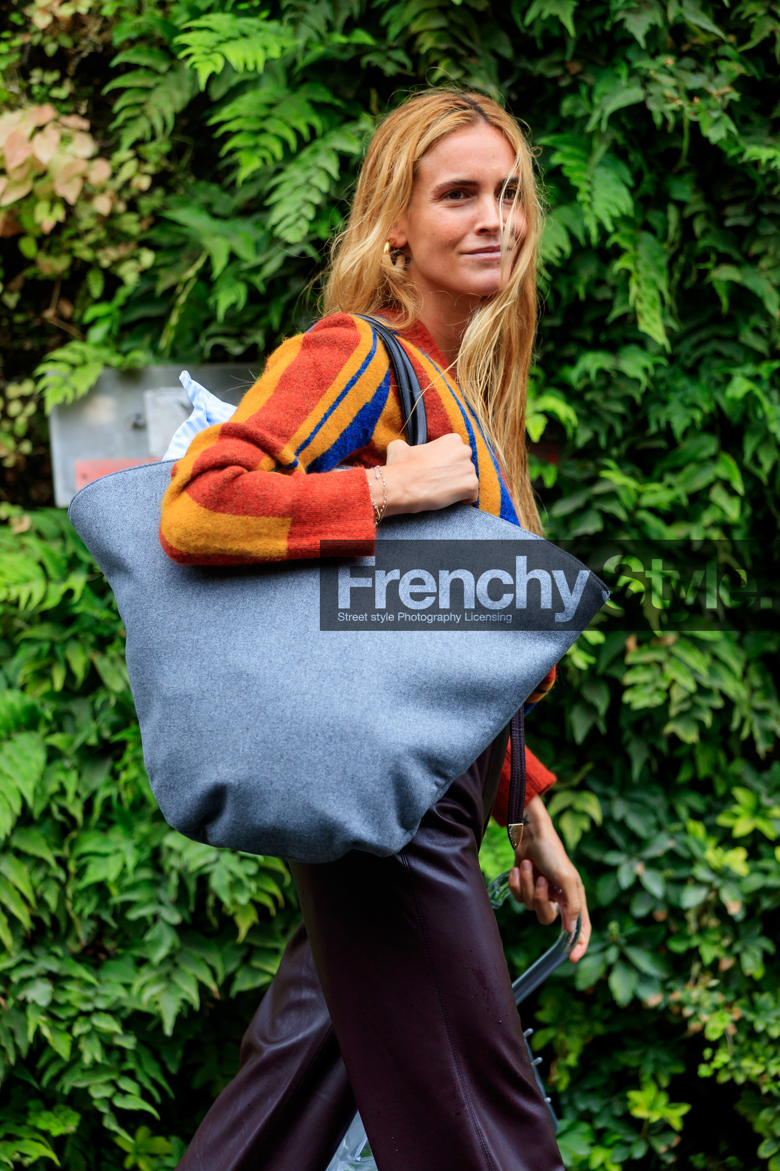 blanca miro scrimieri, striped pullover, orange pullover, yellow pullover, blue pullover, shopping bag, light grey bag, big bag, burgundy leather pants, close up detail, bag detail, red pullover, fashion week, frenchystyle, FW, jonathan paciullo, street style, SPRING SUMMER 2020, SS 20, PFW, PARIS, vertical, atmosphere details, detail