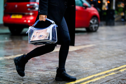 black coat, black leggings, black shoes, black sneakers, graphic bag, leather bag, leather shoes, loewe, printed bag, transparent bag, street style, jonathan paciullo, FW, frenchystyle, fashion week, LFW, LONDON, AUTUMN WINTER 2018-2019, AW 18-19, FALL WINTER 2018-2019, FW 18-19, horizontal, atmosphere details, detail