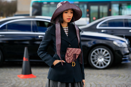 burgundy hat, striped hat, big hat, burgundy bag, burgundy belt, monogrammed bag, monogrammed belt, belted jacket, belt bag, black jacket, checked pullover, light beige pullover, burgundy leather bag, burgundy leather belt, vinyl hat, dior bag, dior jacket, fashion week, frenchystyle, FW, jonathan paciullo, street style, PFW, PARIS, AUTUMN WINTER 2020-2021, FALL WINTER 2020-2021, FW 20-21, horizontal, detail, atmosphere details