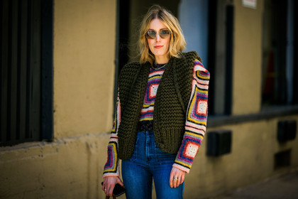 wideleg blue jeans, kaki sleveless veste, knitted multicolor jumper, knits, knitwear, rayban sunglasses, 70S look, fashion week, frenchystyle, FW, jonathan paciullo, street style, NYFW, NEW YORK, AUTUMN WINTER 2022-2023, FALL WINTER 2022_2023, FW 22-23, atmosphere details, horizontal